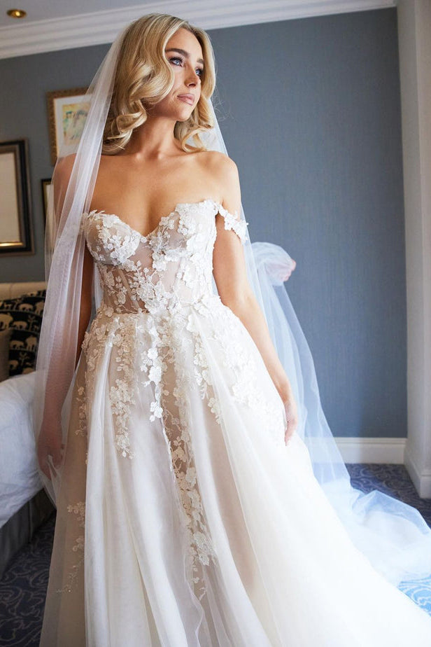 Charming Ball Gown Sweetheart Tulle Wedding Dresses with Lace